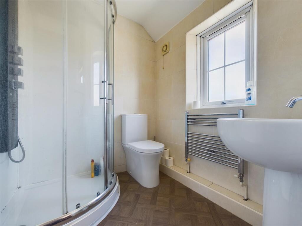 EN-SUITE BATHROOM