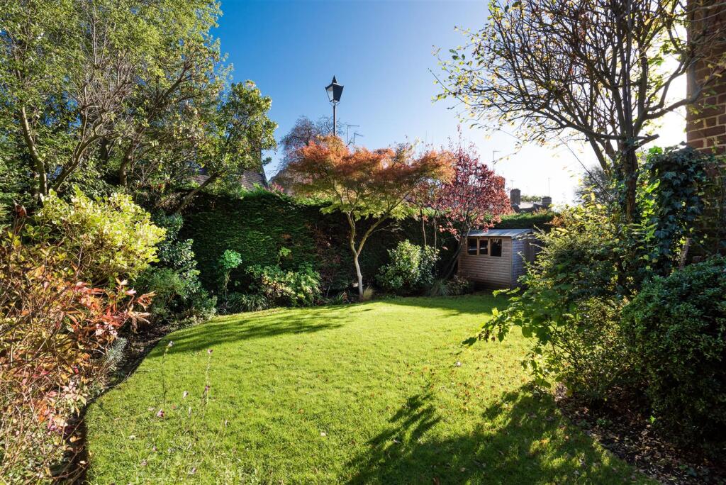 D0408 2 raeburn clo gdn1.jpg