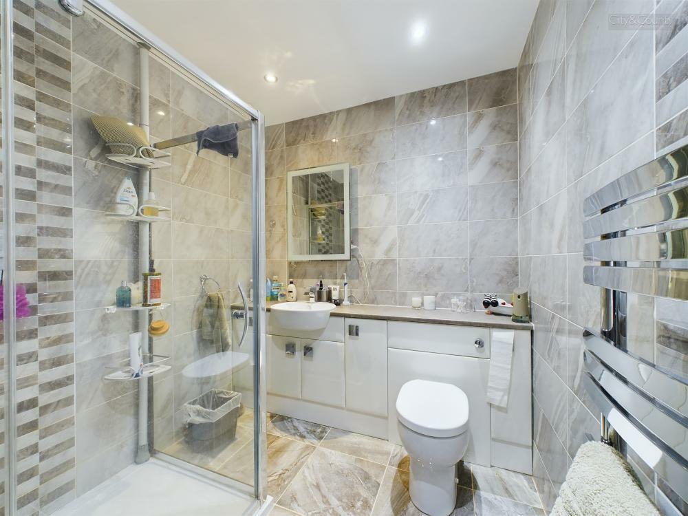 En-Suite To Master Bedroom