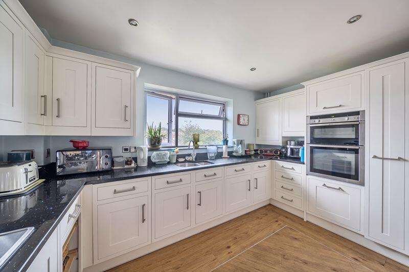 Kitchen/ Breakfast Room