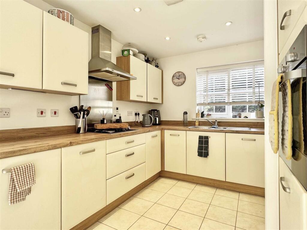 Kitchen b.jpg