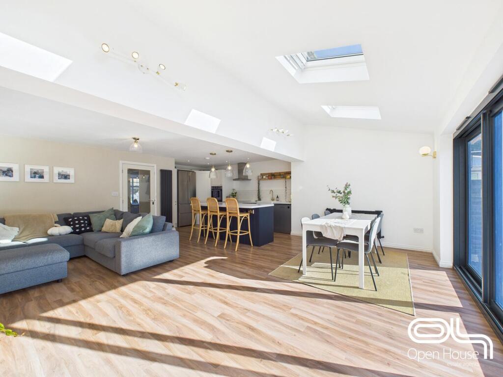 Kitchen / Living Area