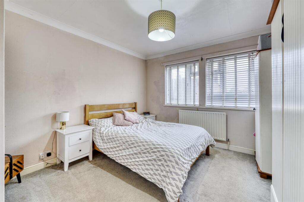 21 St James Close-10.jpg