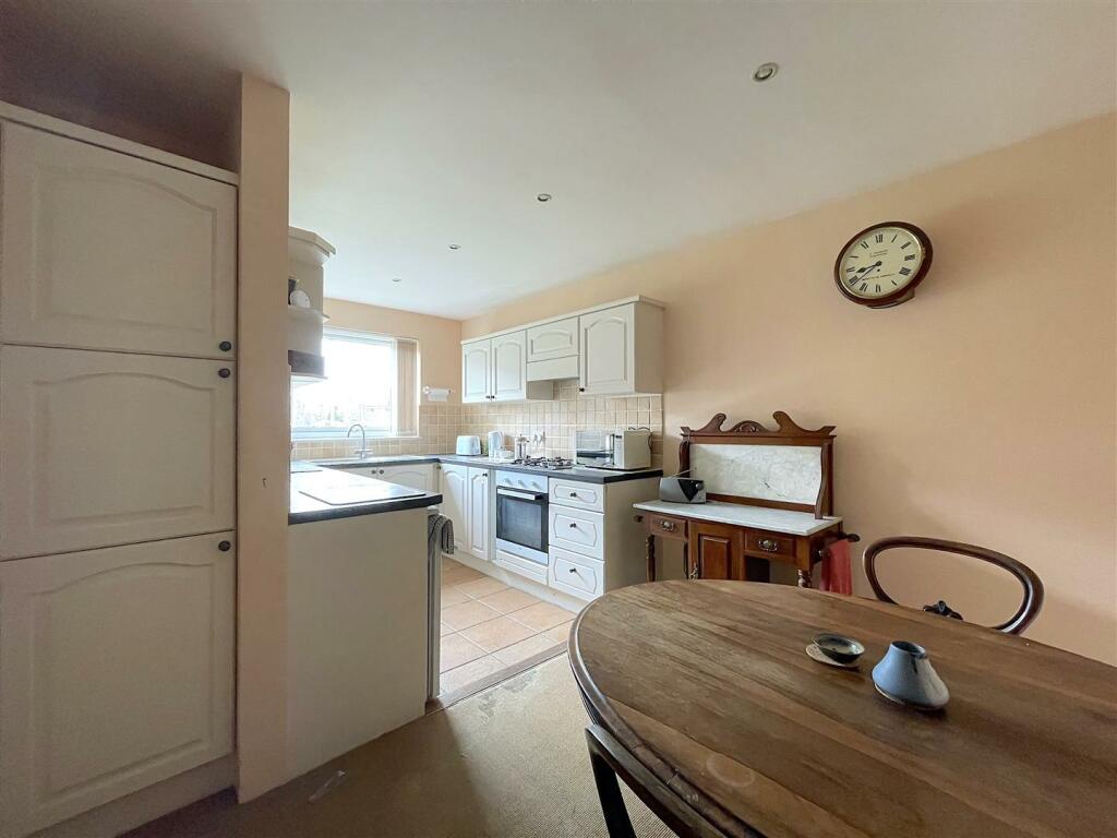 Kitchen:Dining Room (4).jpeg