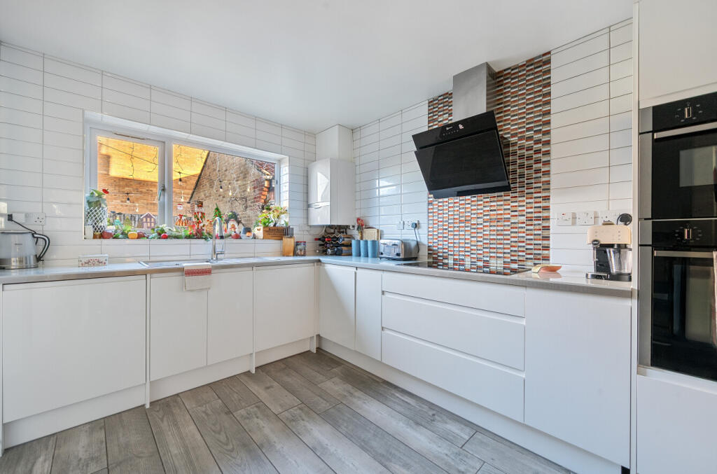 1389076869454cf72bd17arw1