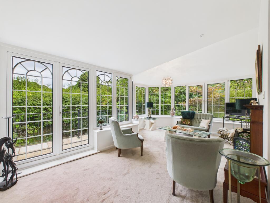 CAM02909G0-PR0466-STILL024