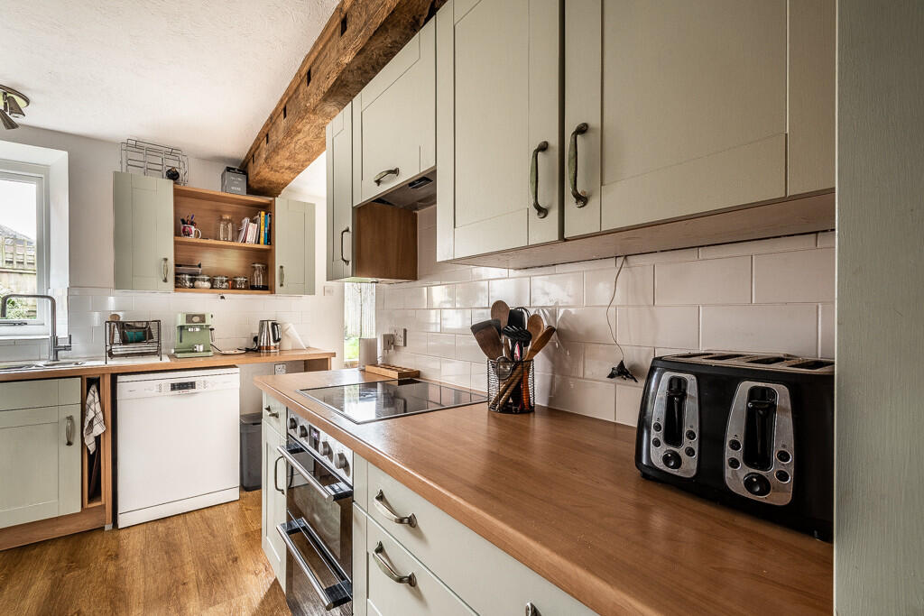 6 Woodcote Court ...