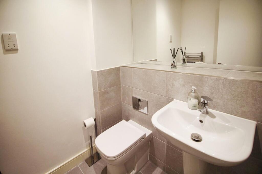 UPSTAIRS BATHROOM.JPG