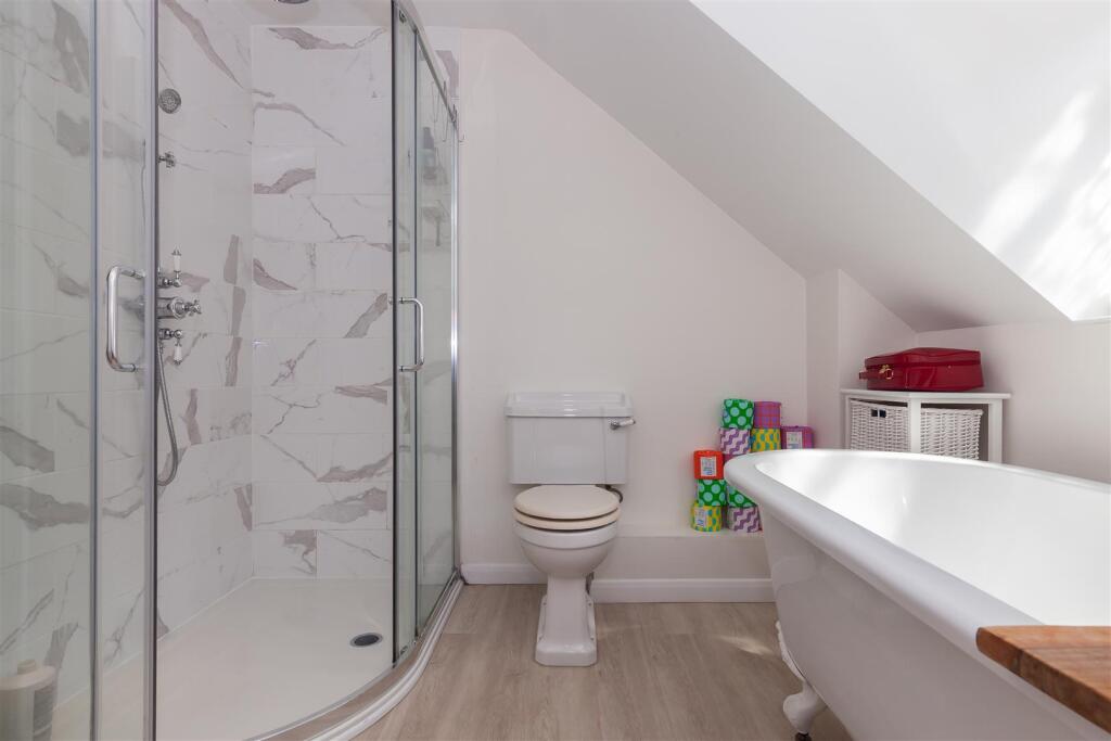 Master Bedroom - En Suite Bathroom 2.jpg