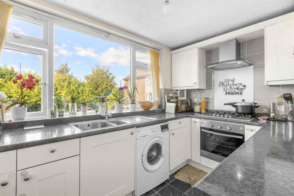 Flat 14, Clifton Court Marlow Road, HP11 1TE-9.jpg