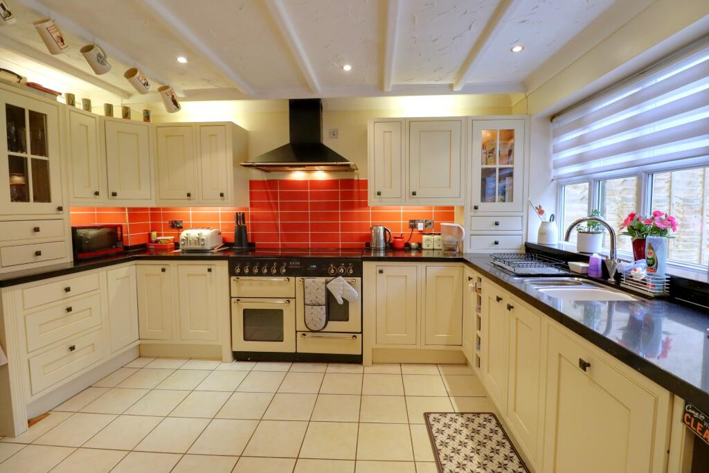 KITCHEN/BREAKFAST ROOM