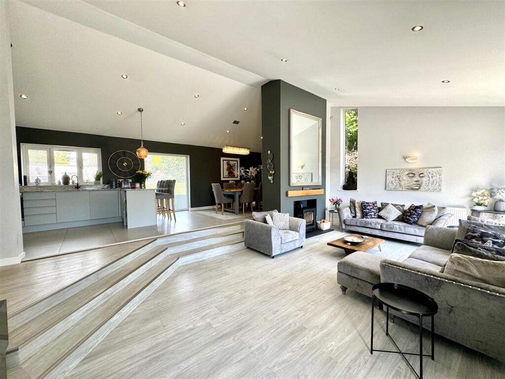 SUNKEN FAMILY/LIVING ROOM