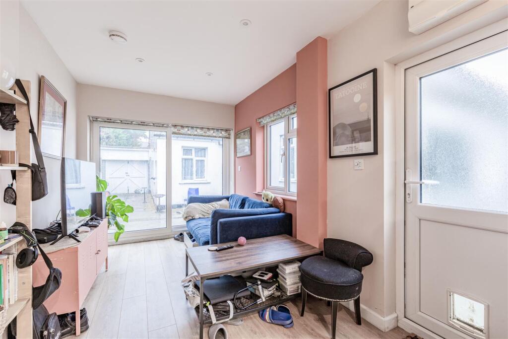 358 Molesey Road, KT12 3PG - 23.jpg