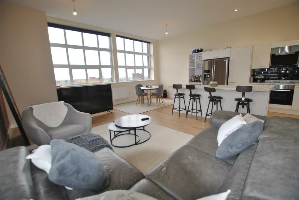 OPEN PLAN LIVING/KITCHEN AREA