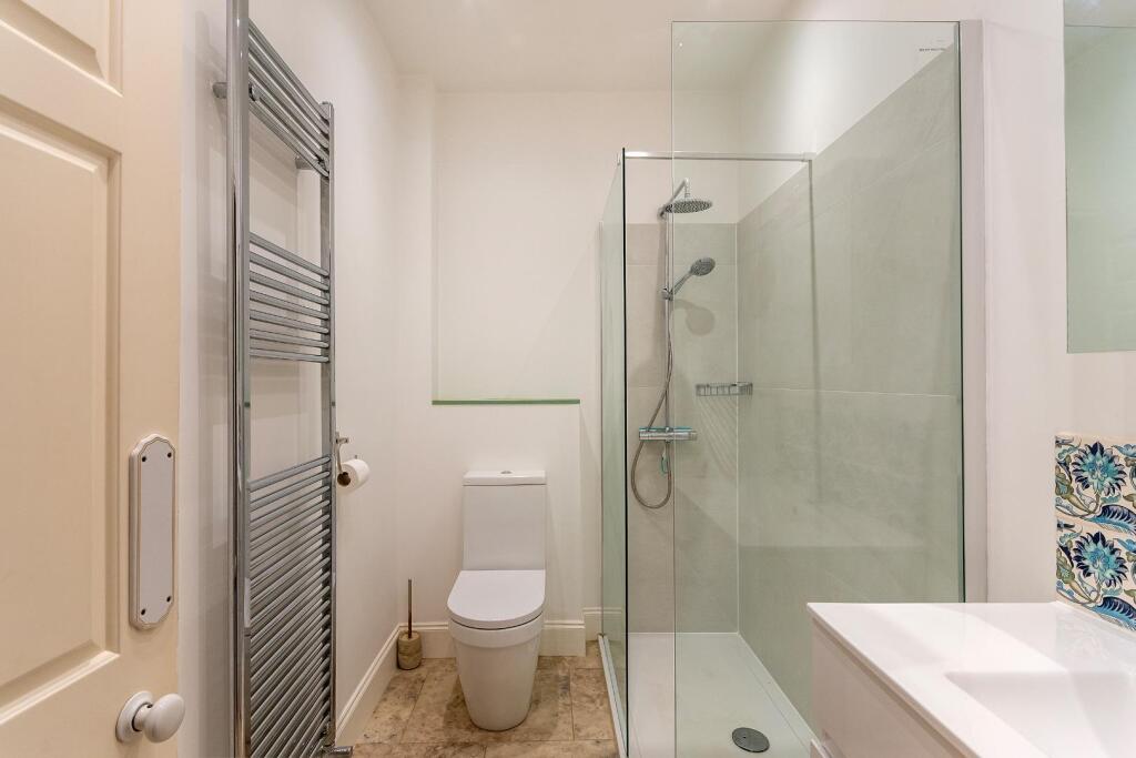 G2F5CPCN - Bathroom A.jpg