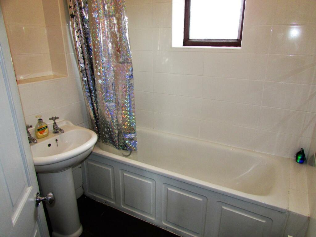 DunkerleyAve51bath.JPG