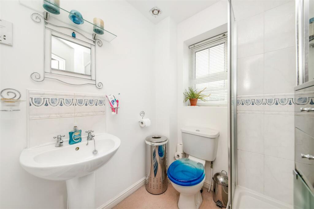 EN-SUITE SHOWER ROOM