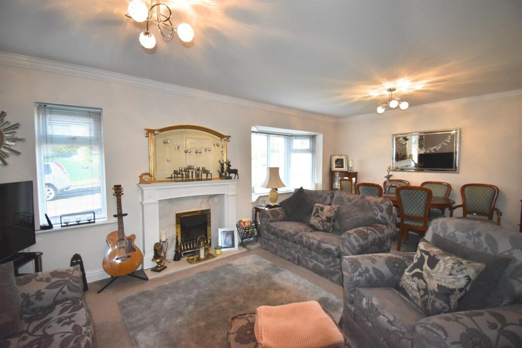 Sitting / Dining Roo