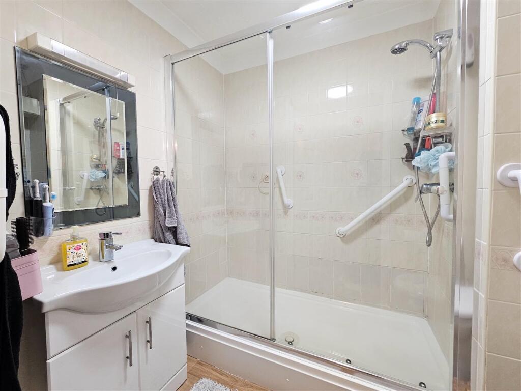 Flat 9, Pendene Court 4