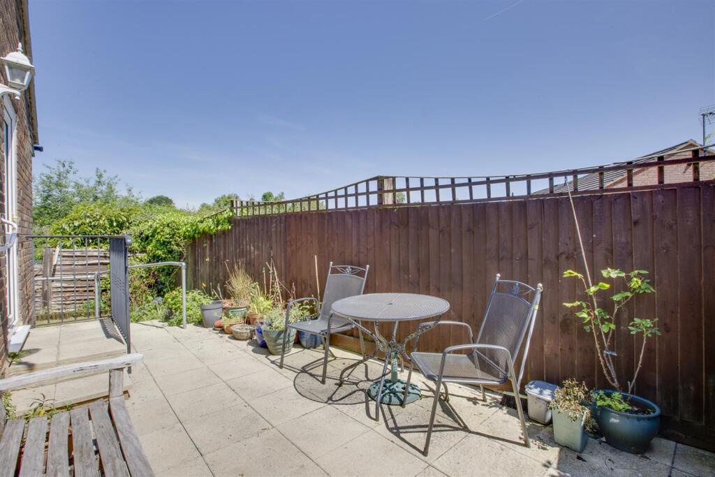 1 Georges Hill, HP15 6BE-8.jpg
