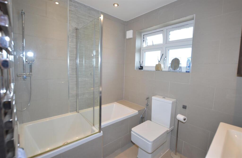 88 Park Road bath.JPG