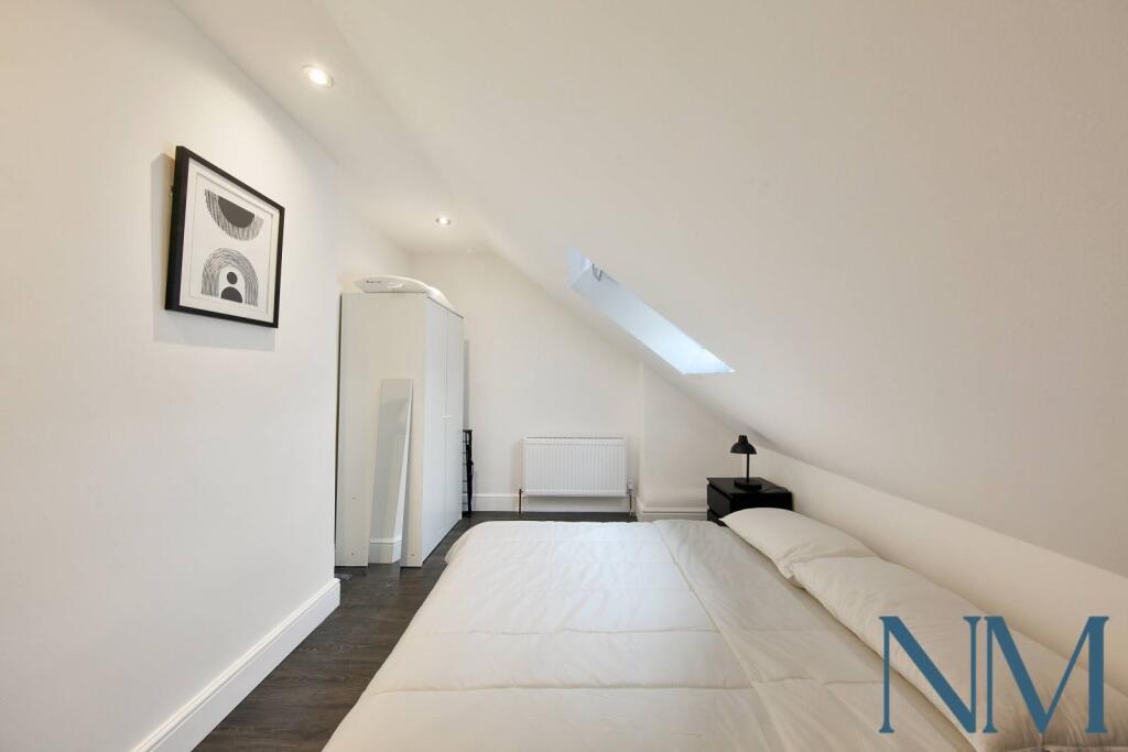 Modern 2-Bed Loft Apartment in Coulsdon | Near St