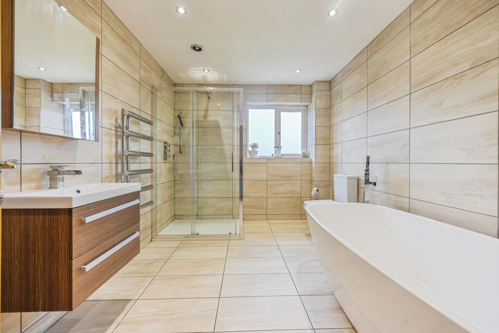 Luxury Bathroom: