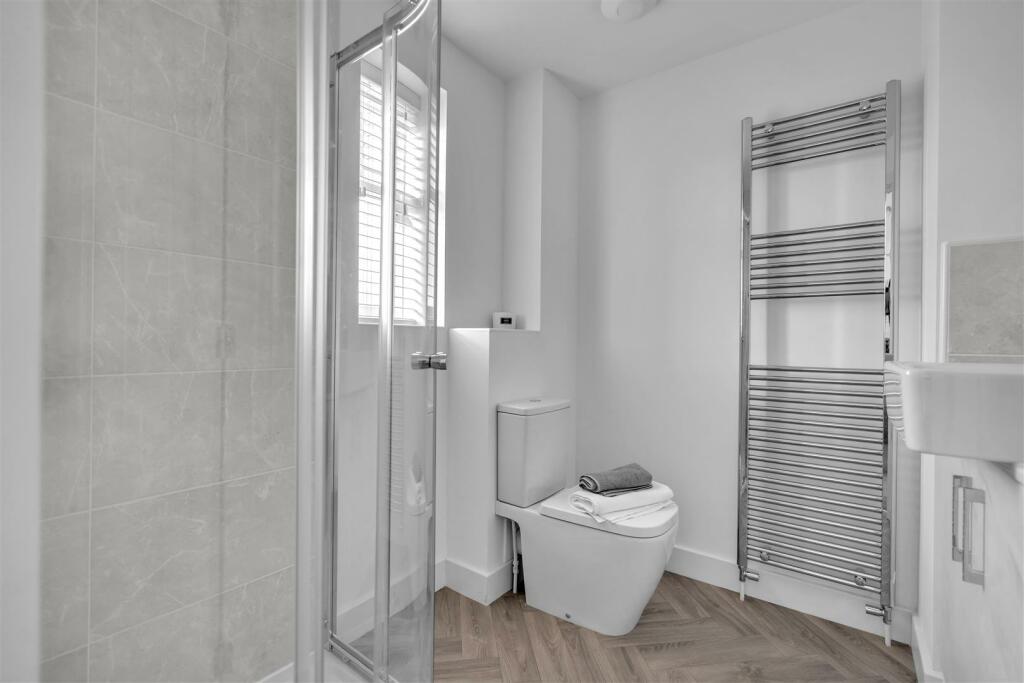 EN SUITE SHOWER ROOM