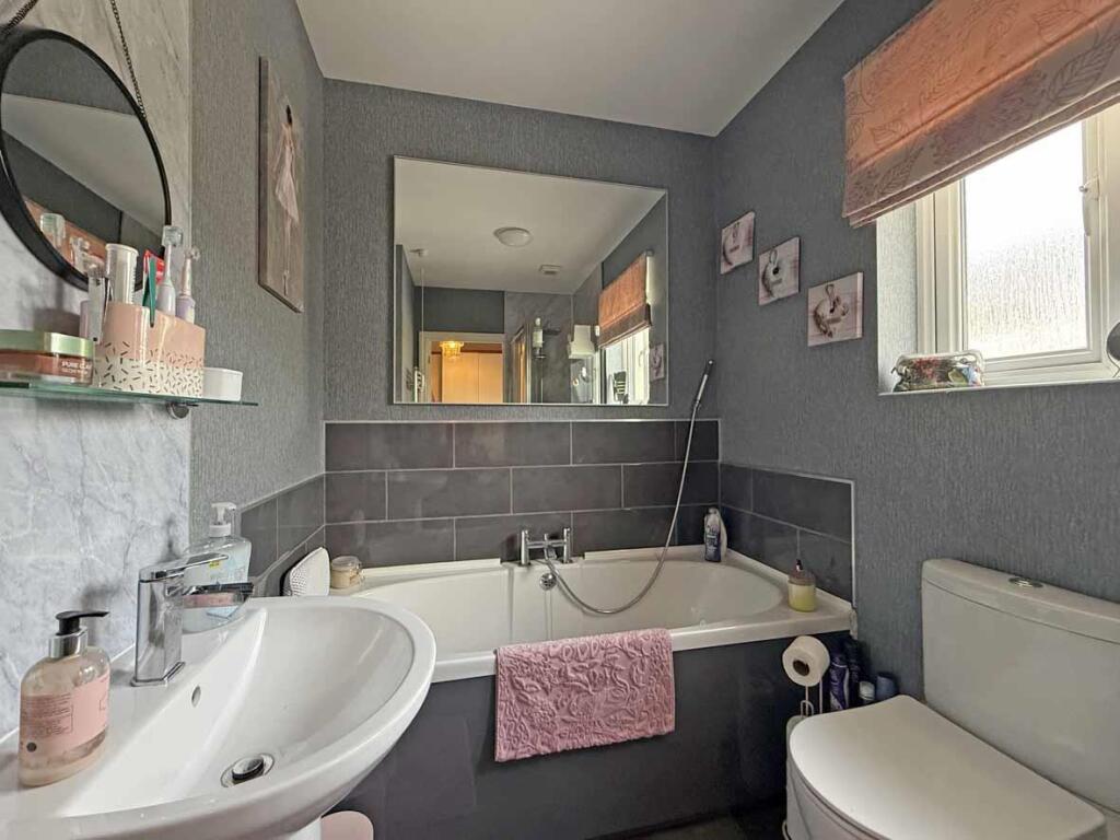 Frobisher Approach 75 - En Suite 1 Shot 2.jpg