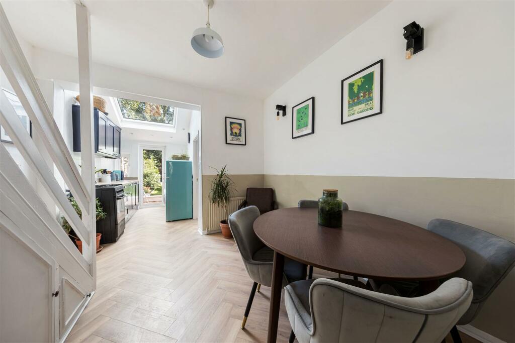 Chestnut Avenue, E7