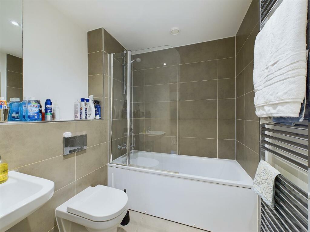 9 - Harbourside Flat for Auction, Bristol.jpg
