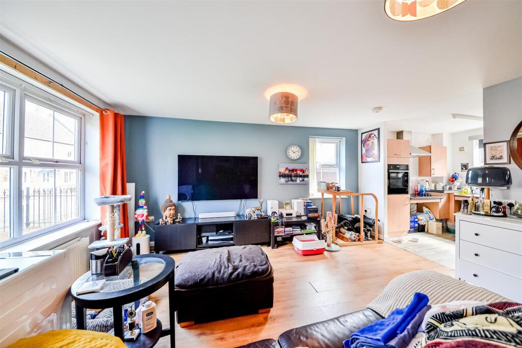 Lounge/Dining/Kitchen Area