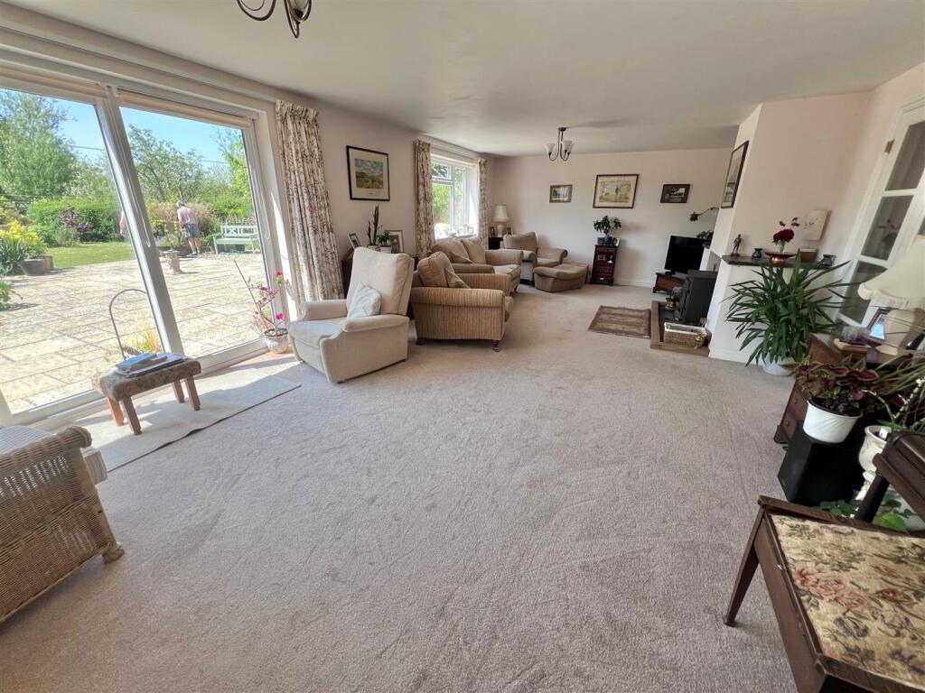 Sitting room 3.jpg