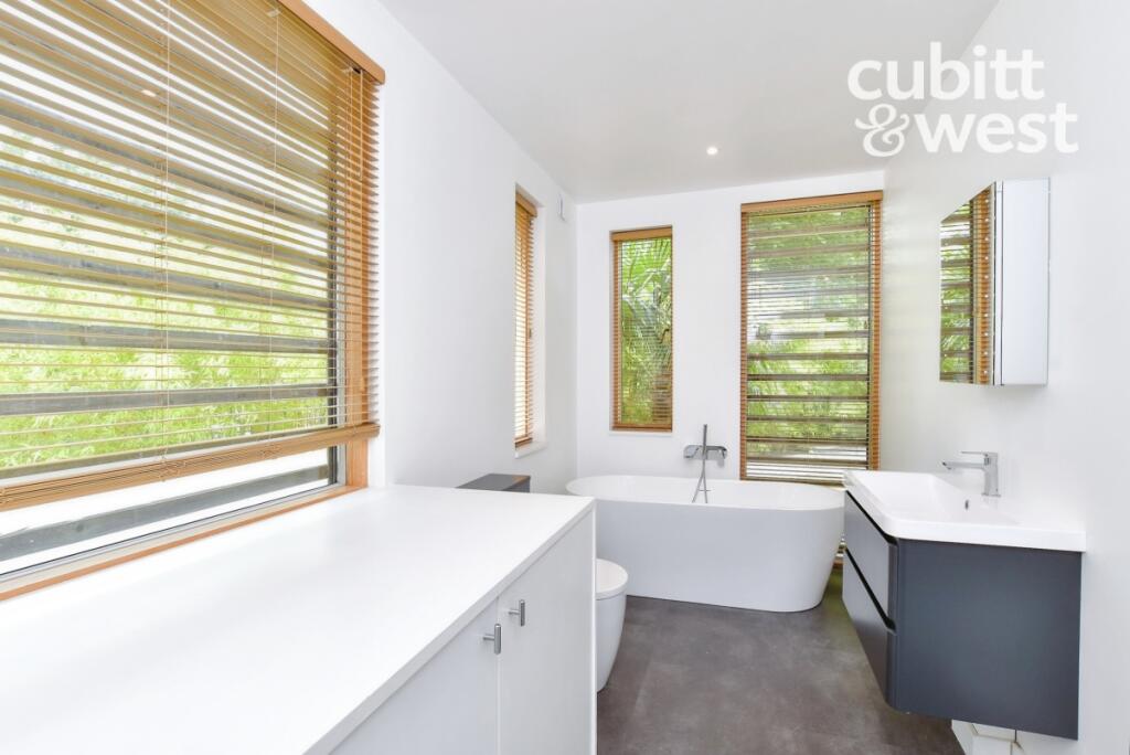 En-Suite Bathroom