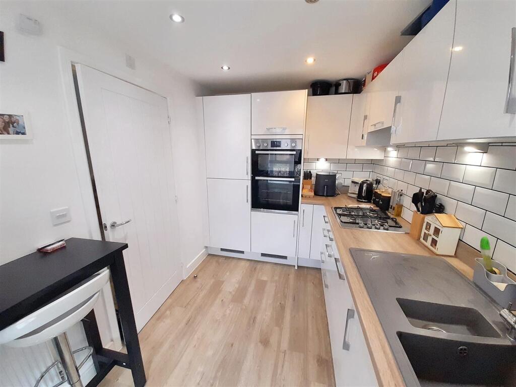 Kitchen 2 new.jpg