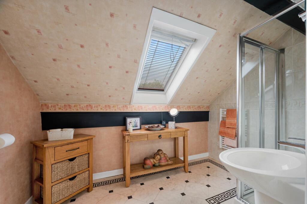 The upper floor bathroom