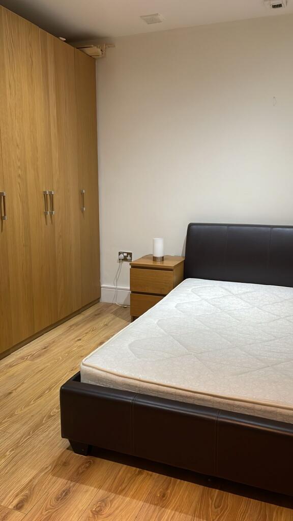 This inviting double bedroom features a spaciou...