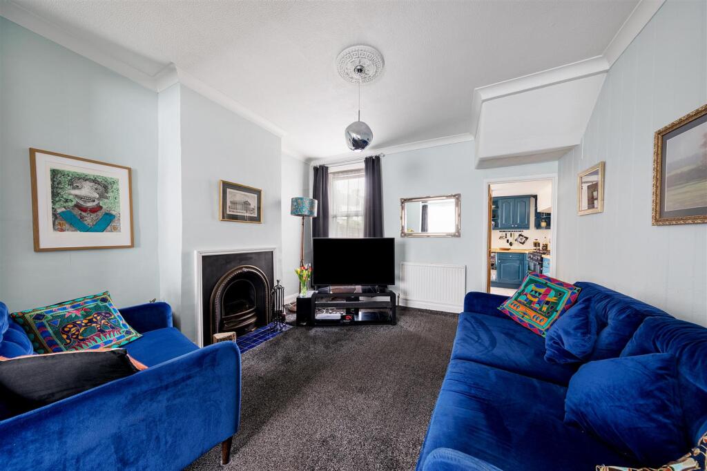 The Crescent, E17