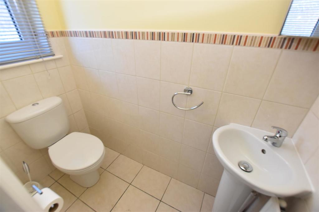 Ground Floor Cloakroom WC.JPG