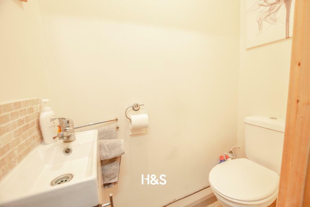 50chamberlainroad downstairs wc.jpg