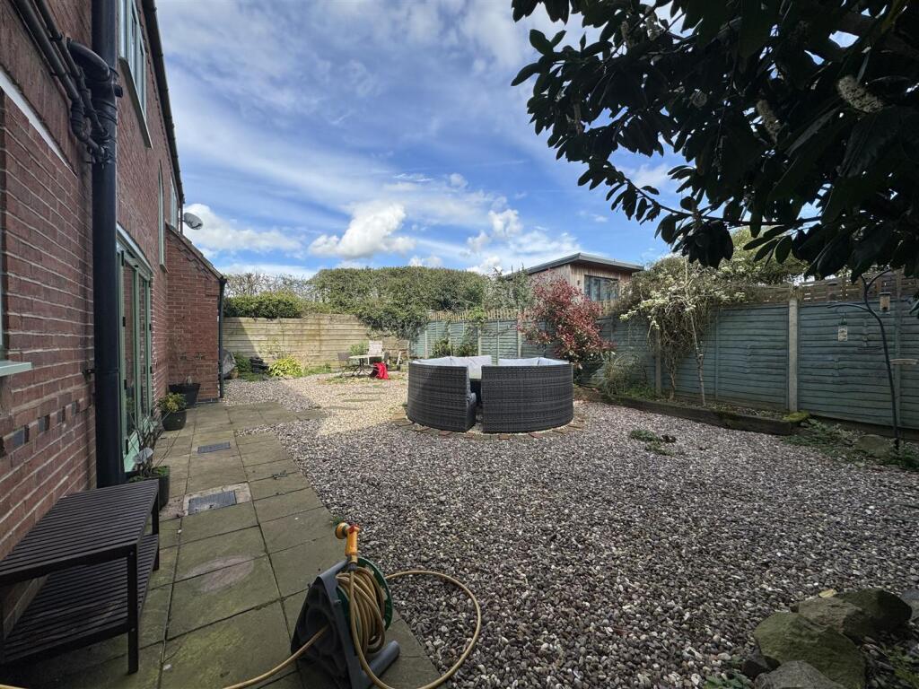 VIEW TO SIDE OF GARDEN