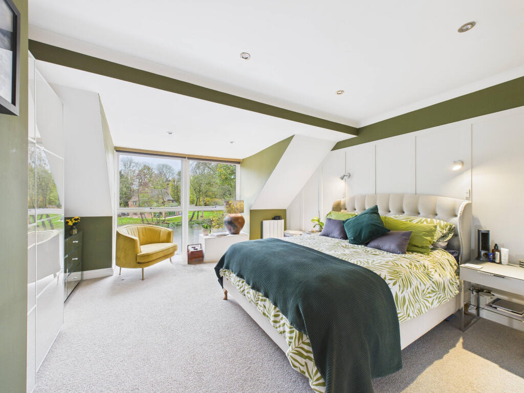 CAM01984G0-PR0529-STILL016