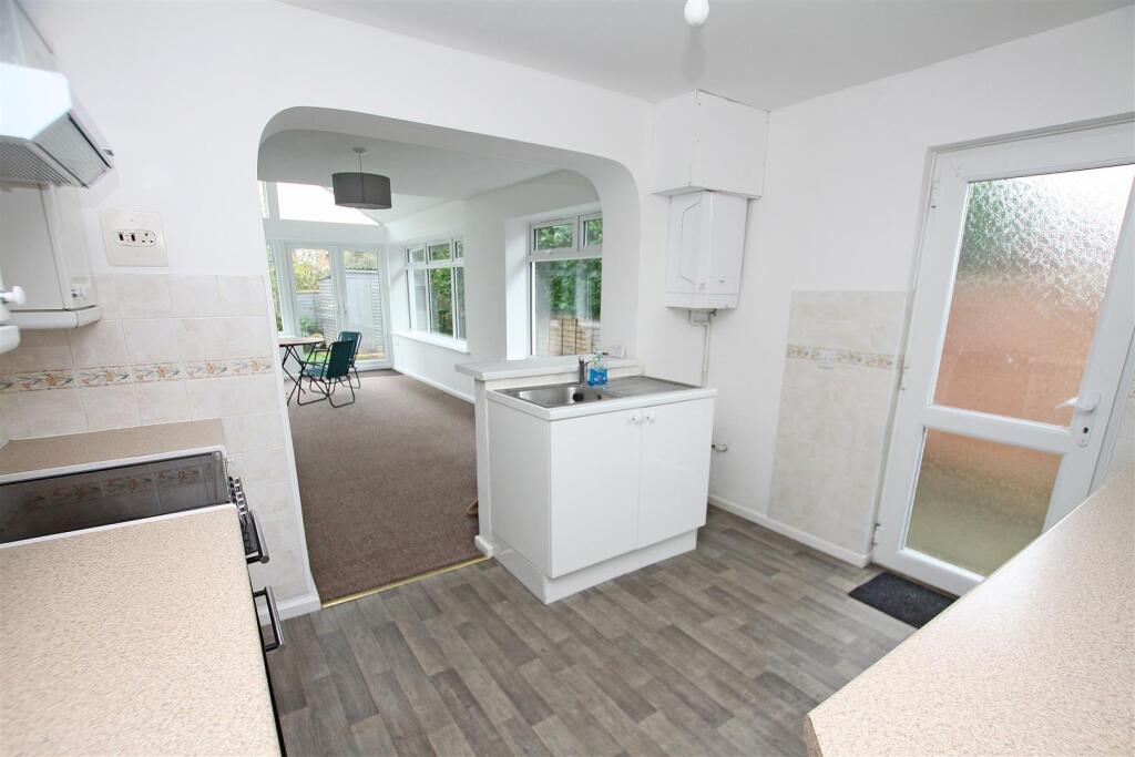 Kitchen a.jpg