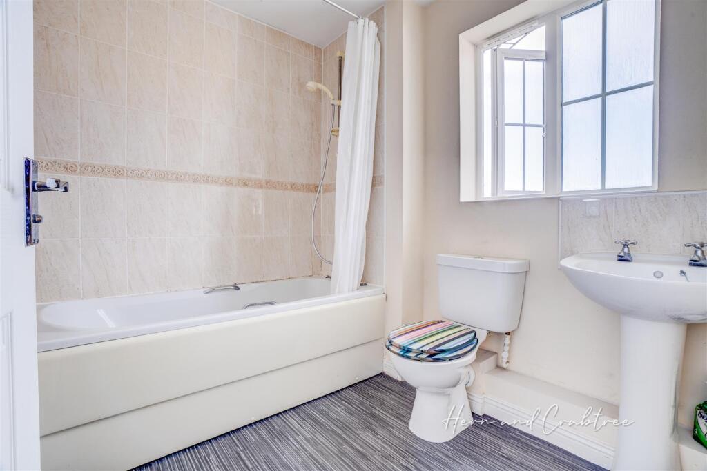 Threipland Drive, Heath, HernCrabtree Lettings (8)