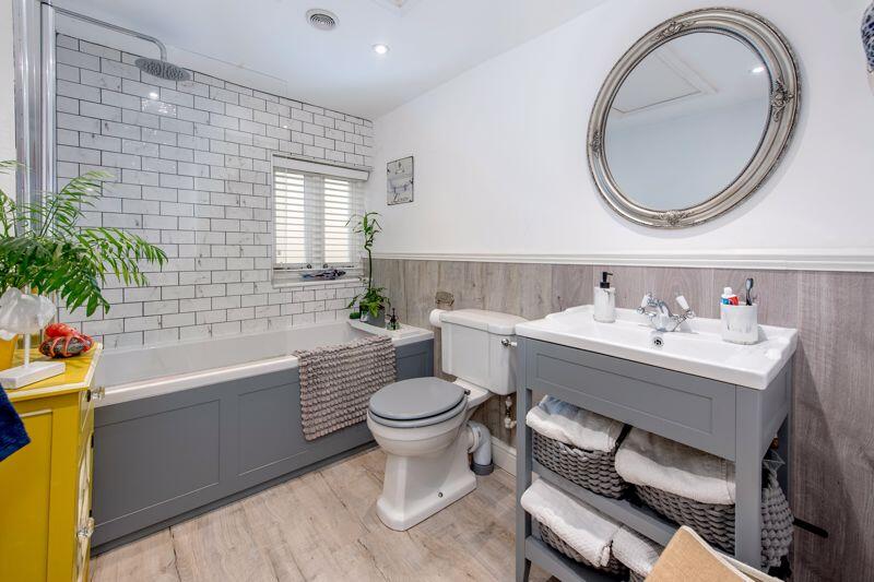 Bath/shower room
