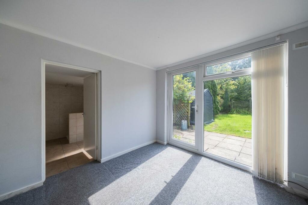 6 Heath Close-009.JPG