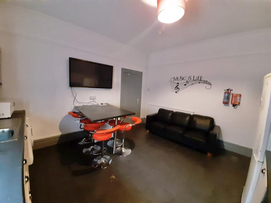 128a eaton - lounge
