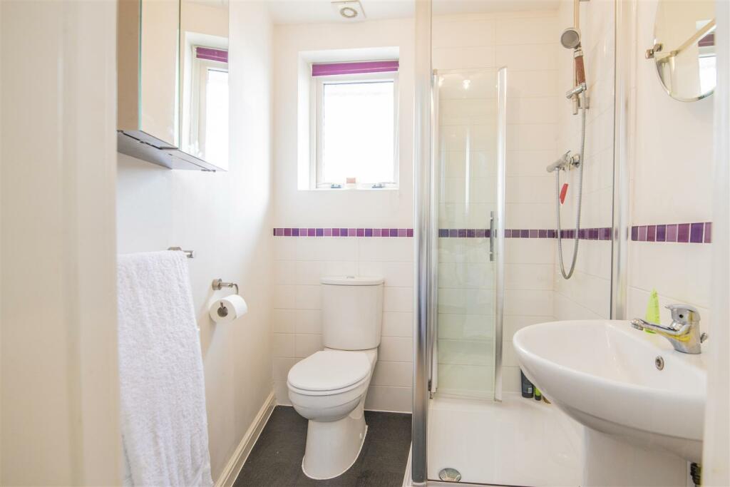 45 Einstein Crescent ensuite.jpg