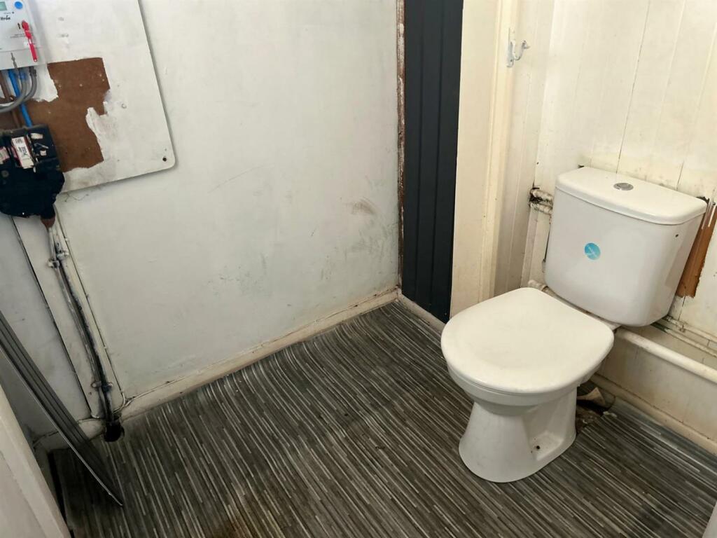 Cloakroom / WC: