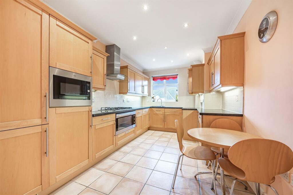 Kitchen/Breakfast Room: